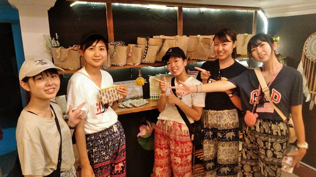 バナナペーパー工房のポーチ
